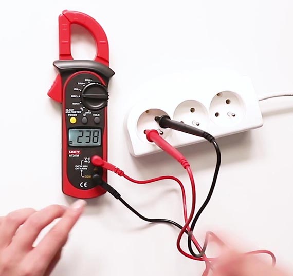 Measuring voltage using a clamp meter